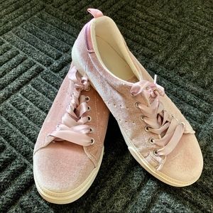 HP🎉🎉 Gymboree Soft Pink Sneaker w/ Satin L…